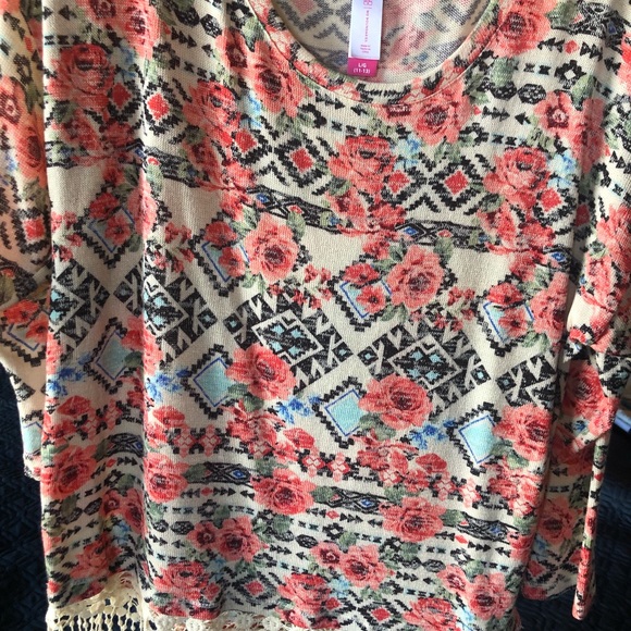 Aztec designed blouse - Picture 3 of 3